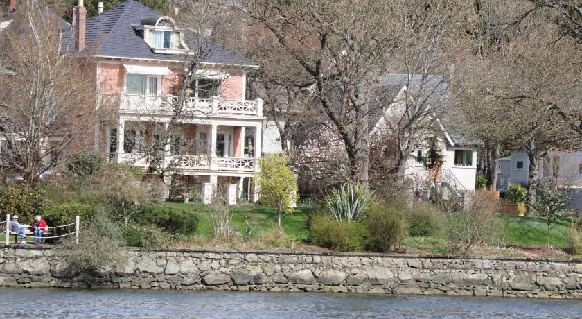 Lipton Place by Elegant Waterfront - Image 1