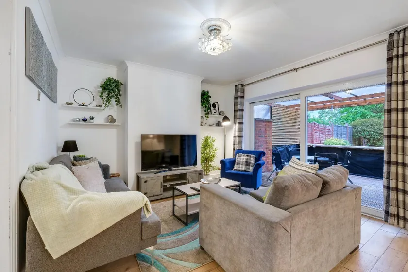 Modern 4 Bedroom House with Garden in Feltham - Image 1