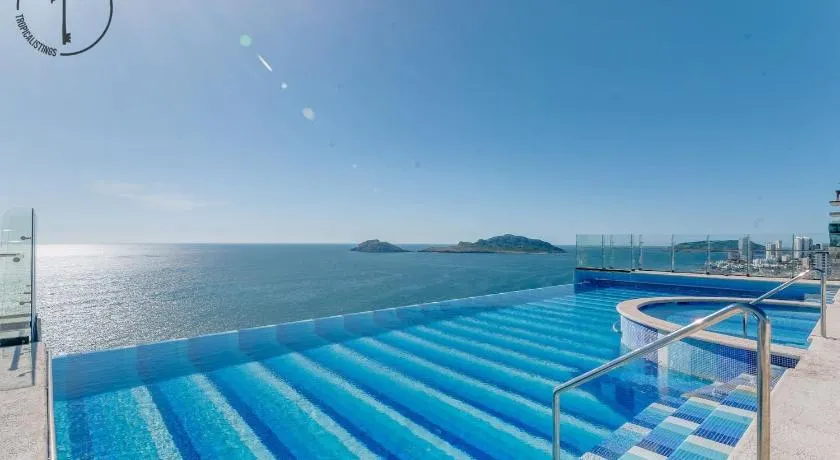 Stylish Apt. w/ Rooftop, Infinity Pool & Sea View - Image 1