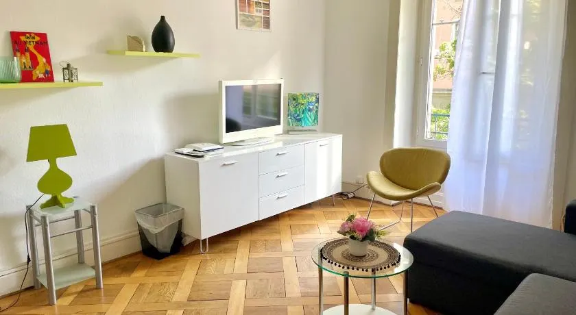 8 minutes walking from Lausanne Train station - Image 1