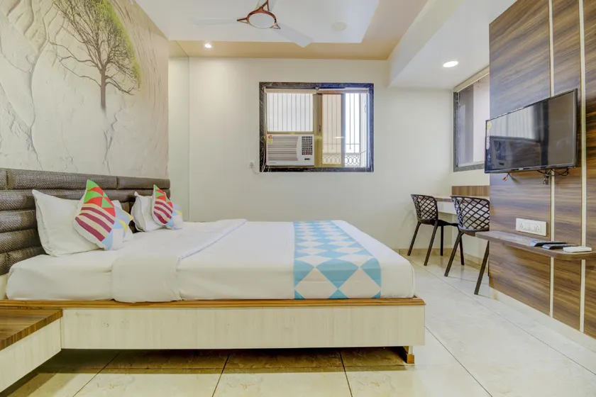 OYO Home 73989 Elegant Hotel Falcon, Ulhasnagar - Image 1