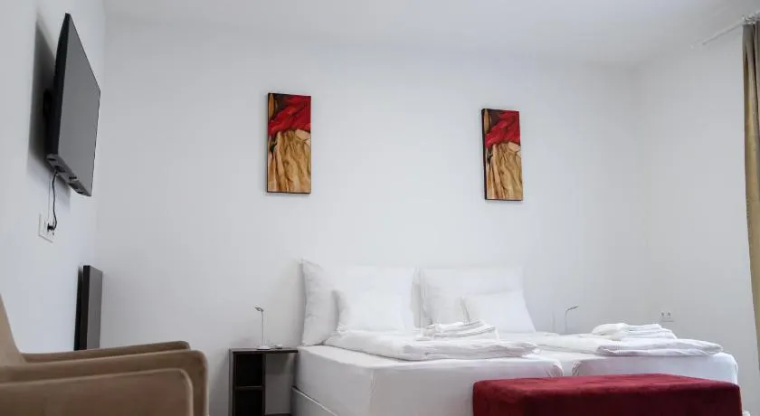 Rozmaring Apartmanház - Image 1