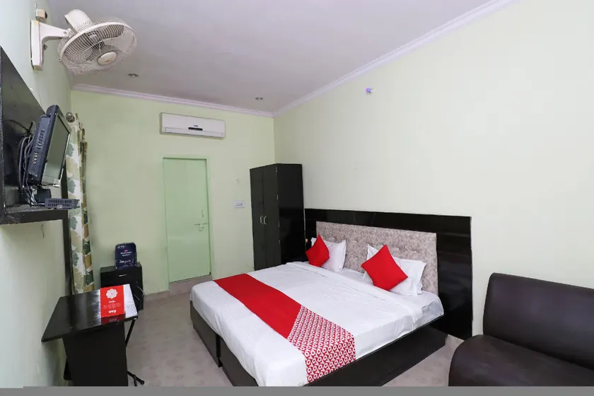 OYO Flagship 23686 UR Guest House - Image 1