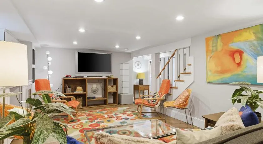 Charming 4BR Bungalow - Steps to Clarendon METRO - Image 1