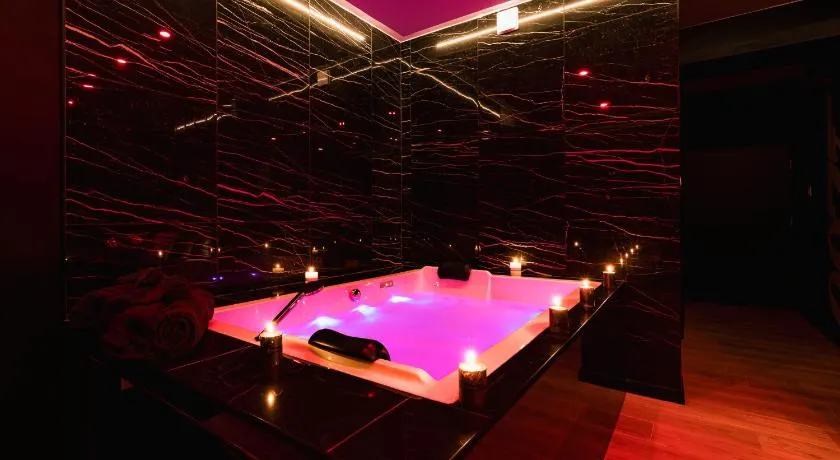 007 Loveroom Secrète Jacuzzi privé Cinéma 4K - Image 1