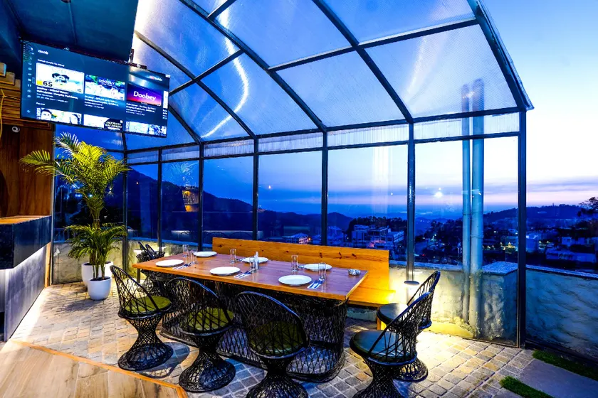 Hotel Vertigo Hills - Image 1