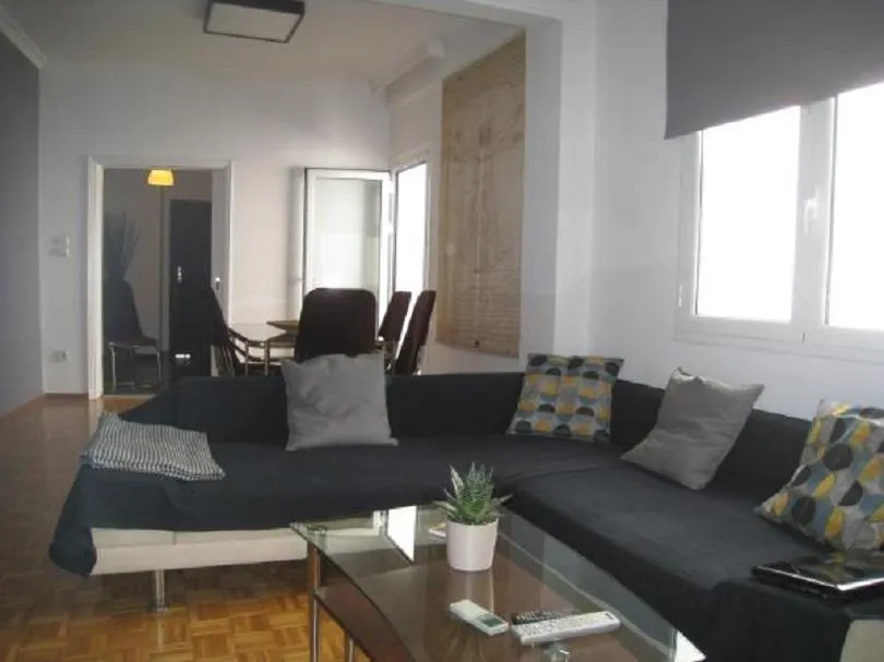 Apartment in the Middle of Everything - Image 1