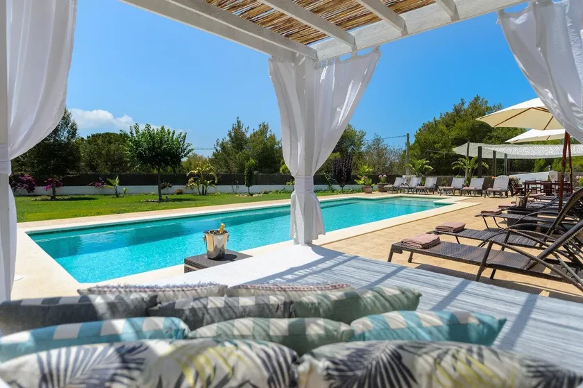 Luxurious Retreat Villa in Nature for Large Groups - Image 1