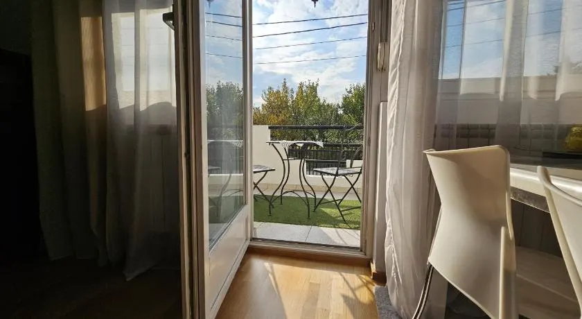 Airport Apartment - Image 1