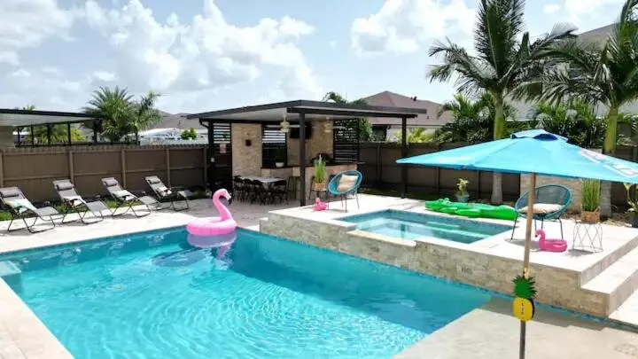 4BR Vacation Home with Spa, Pool, Outdoor BBQ&Patio - Image 1