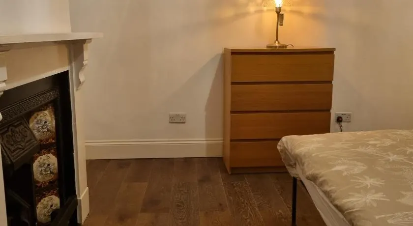 41 Crawley Road - Image 1
