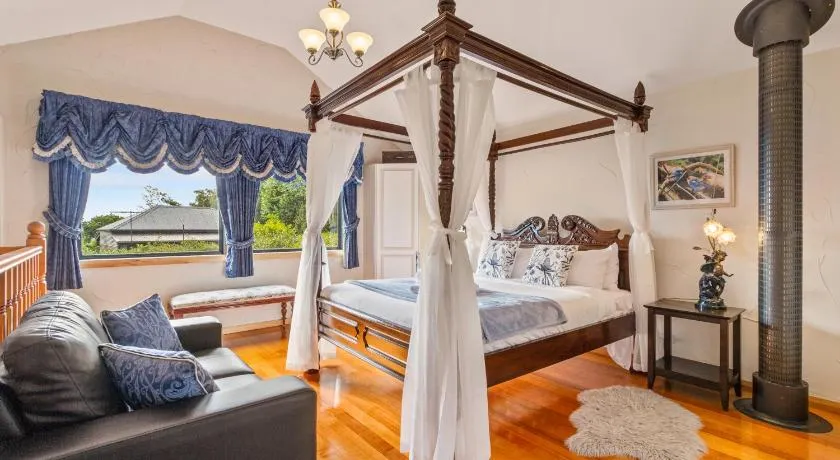 StayAU Bayview Candlewick Suite SPA in Dandenong - Image 1