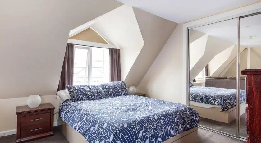 Upstairs Studio Apartment with street access - Image 1