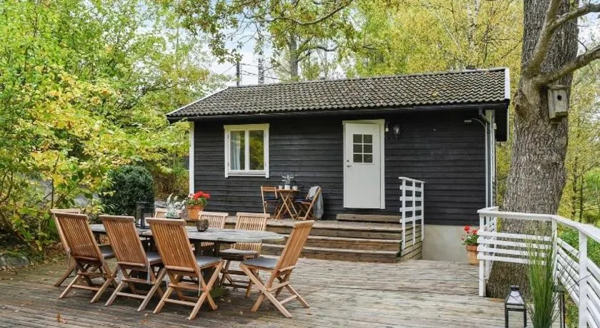 Modern cottage with sunny terrace - Image 1