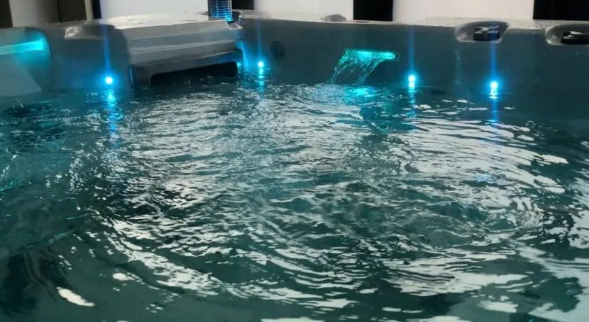Private Double Bed, Bathroom, Hydro Pool - Part private shared home - Image 1