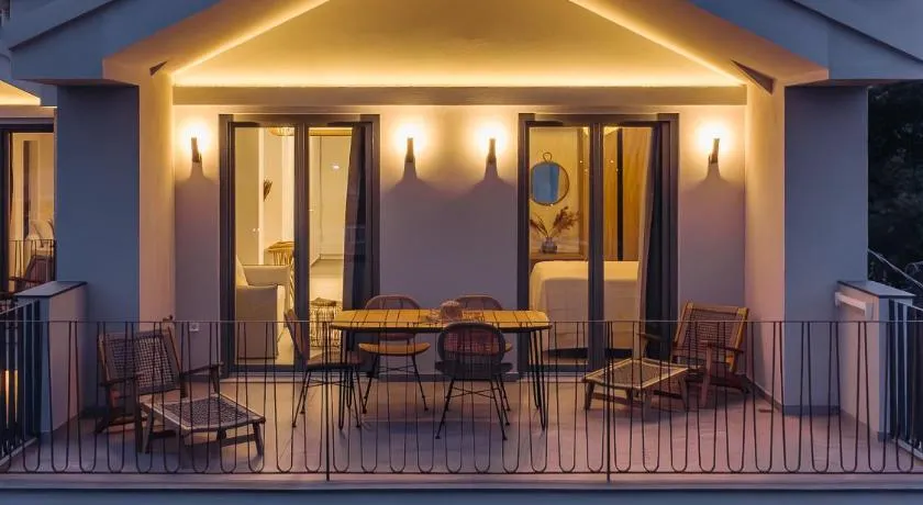 Trizonia Mare Suites - Image 1