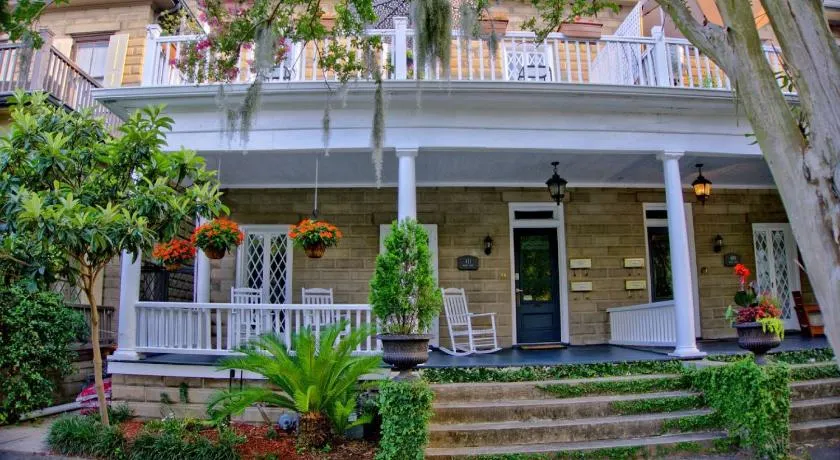Beautiful 6 Bed, 5 Bath Historic Savannah Home - Image 1