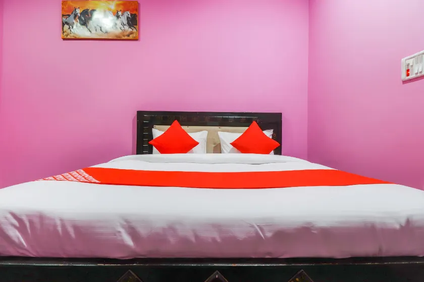OYO 69726 Hotel Sweet Dreams - Image 1