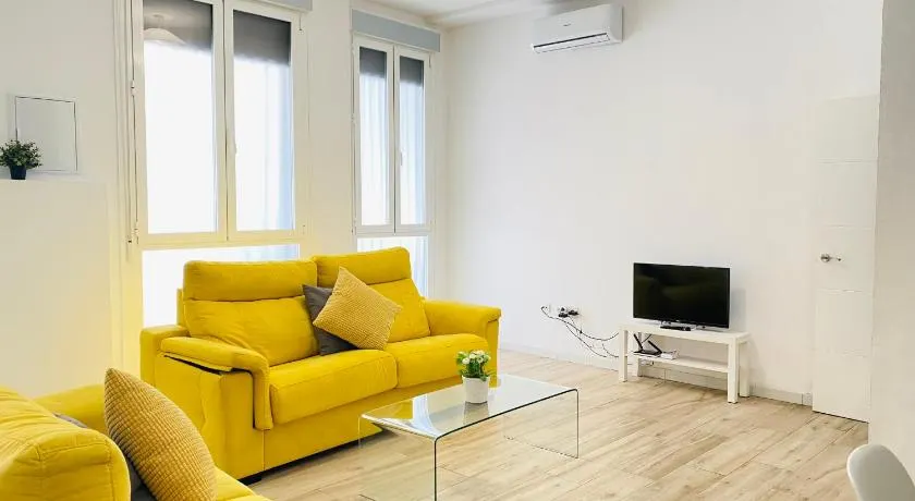 Flamenca Triana - Apartamento Wifi con 2 Dormitorios 2 sofas camas 2 baños - Image 1