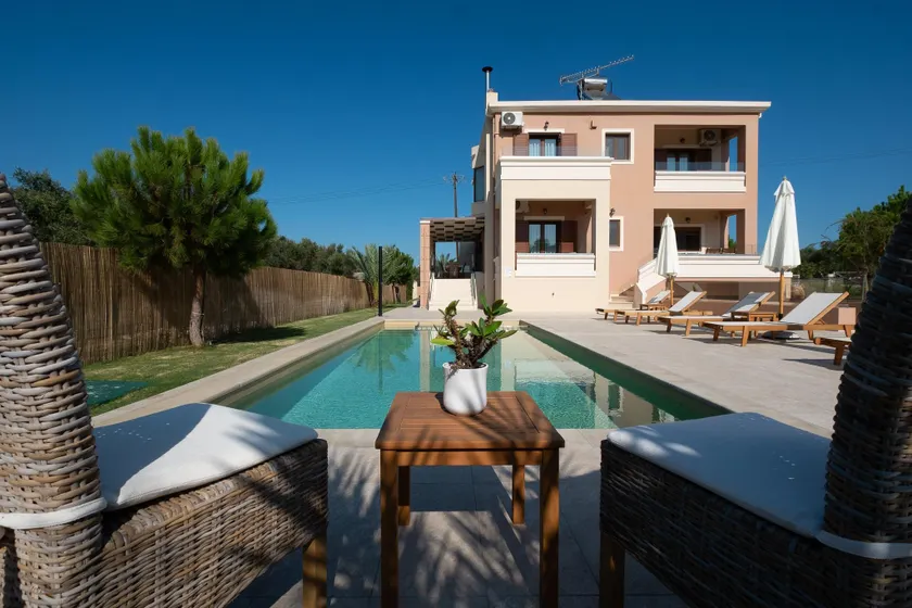 Private Pool Luxurious Villa with Parking & BBQ - Image 1