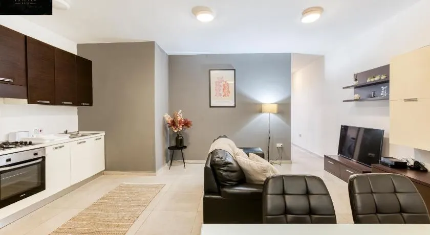 Spacious central 2BR, just off UNI & Hospital & WIFI by 360 Estates - Image 1