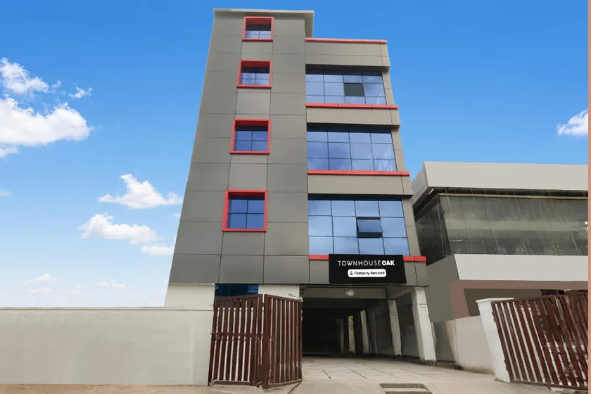 Super Townhouse Oak Kamineni Bus Stop - Image 1