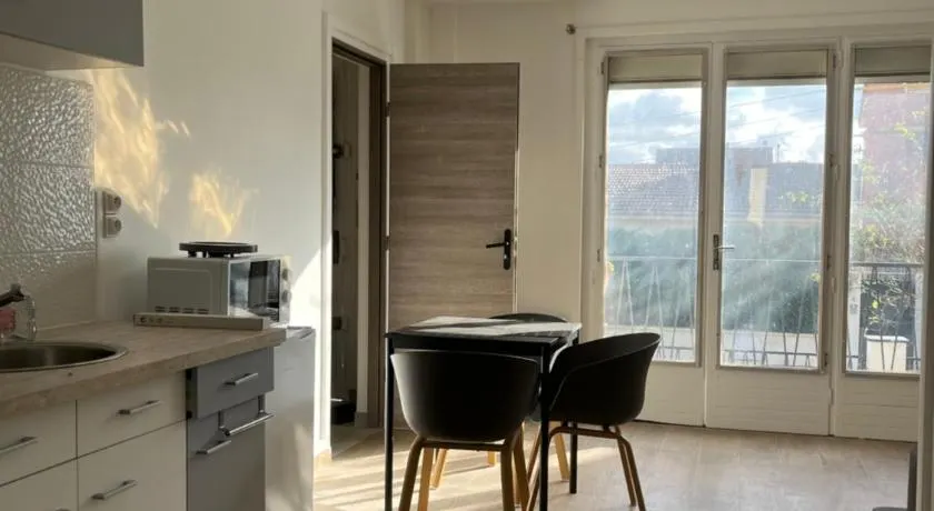 Appartements proches CDG Le Bourget dans maison francilienne typique - Image 1