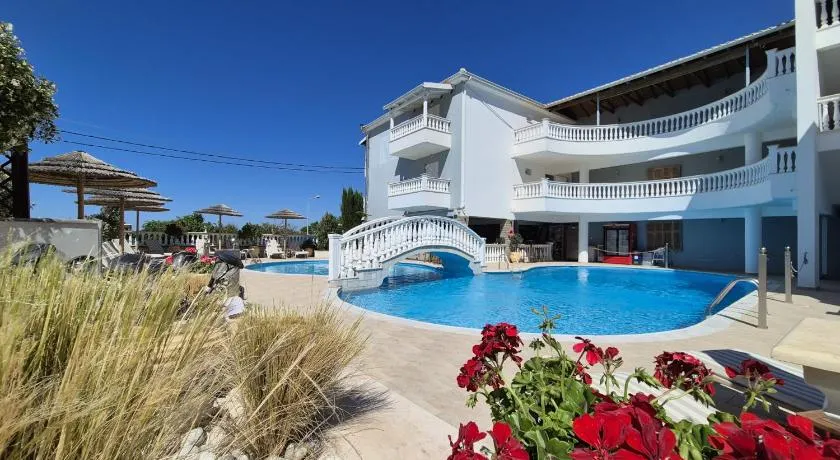 Vrachos Beach Hotel - Image 1