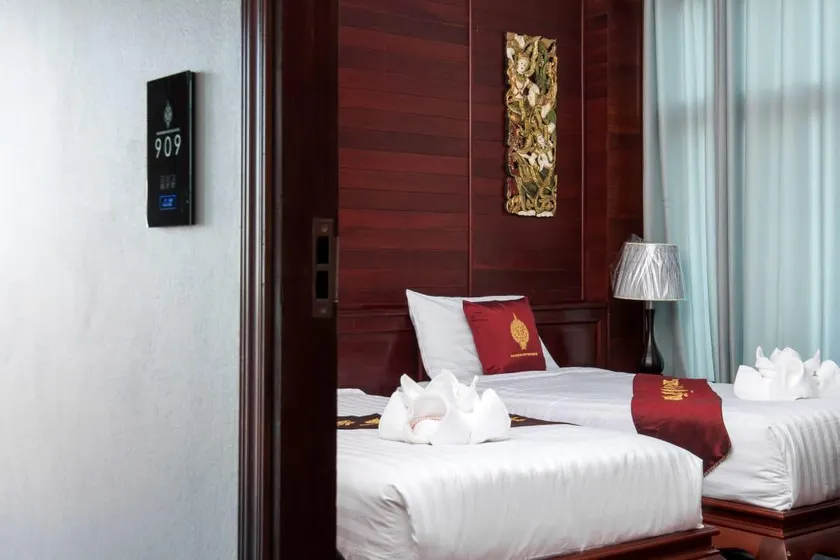 Manorom Chateau Hotel - Image 1
