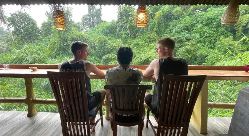 WW Backpackers - Image 1
