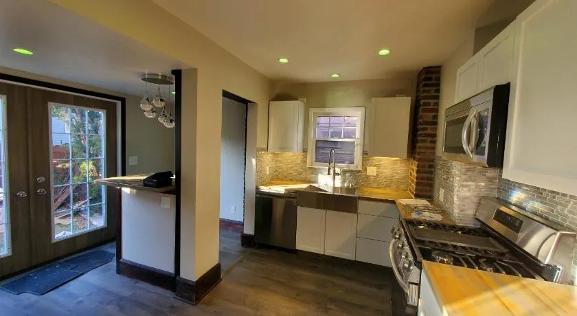 Updated cozy in central Cleveland - Image 1