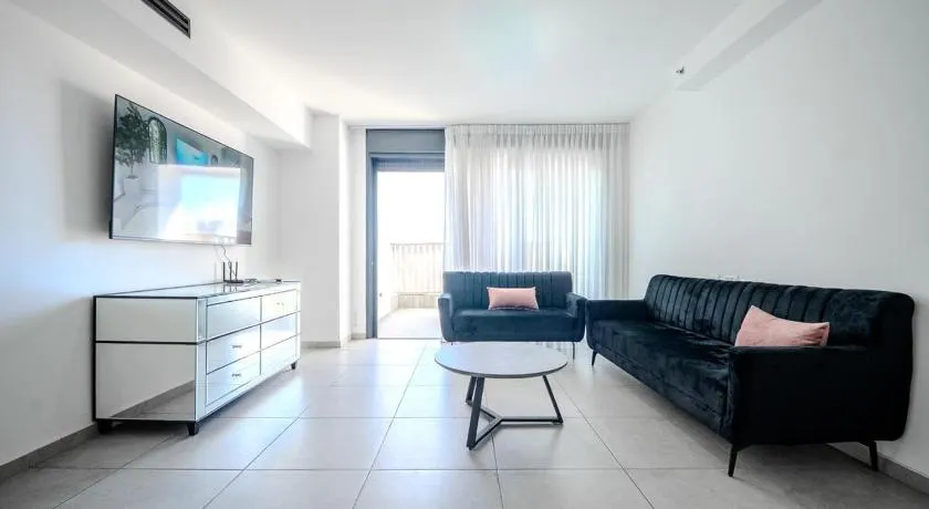 Luxury 5 Rooms Apartment with elevator - Image 1