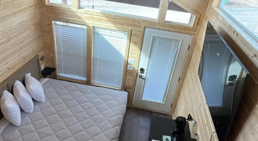 064A Brand New Peaceful Chalet with Loft & King Bed near Grand Canyon South Rim - Image 1
