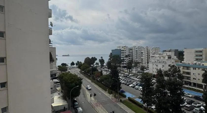 3 bedroom seafront apartment - Image 1