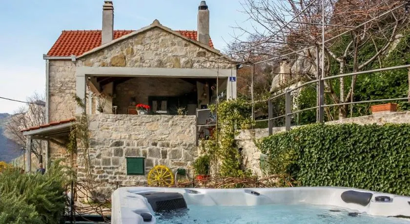 Holiday house with a parking space Svinisce, Omis - 25178 - Image 1