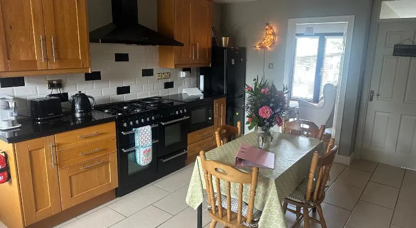Richmond Cottage Beag - Image 1