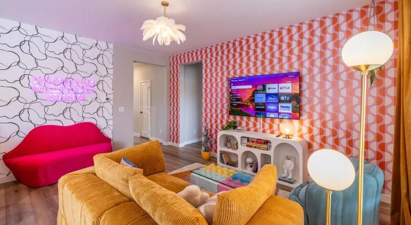 Near Airport, 3BR, Stock Tank Pool, Mini-Golf, Game Rm - Image 1