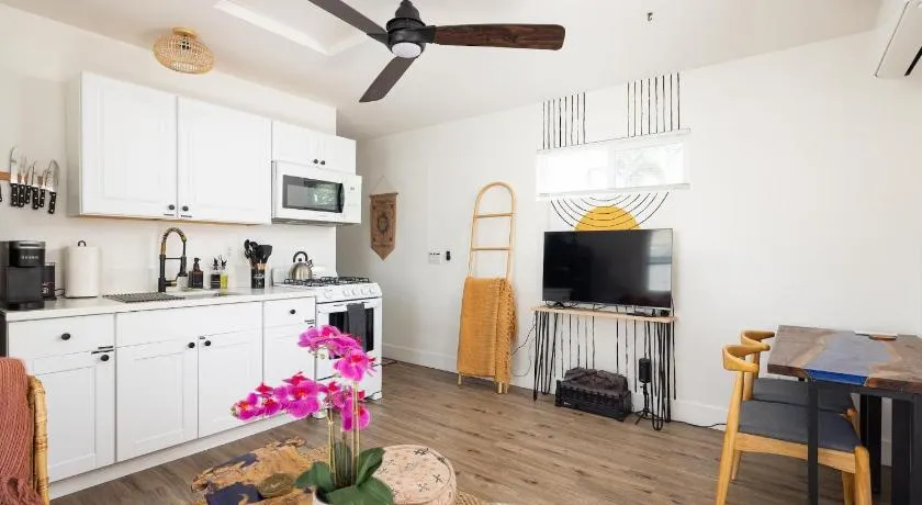 Artist micro-villa with kitchen, firepit & theater - Image 1