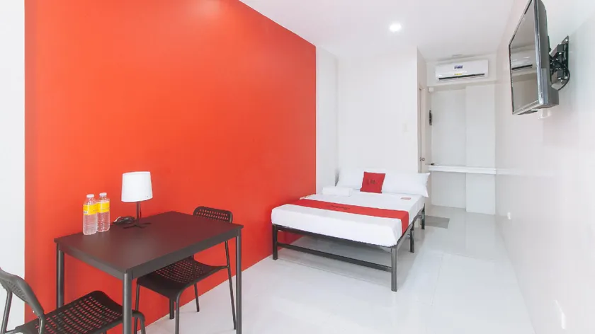 RedDoorz @ Aerial Hotel Los Baños - Image 1