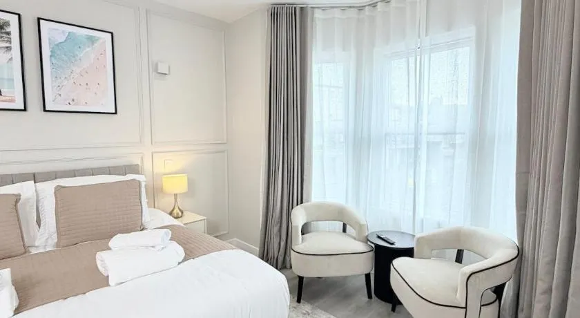 Large Studio Retreat by the beach with sea view parking Wi-Fi - Image 1