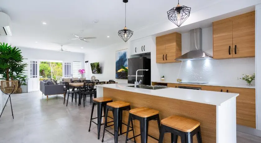 Hamptons Spa Villa - Edge Hill Cairns sleeps 9 Pet Friendly - Image 1