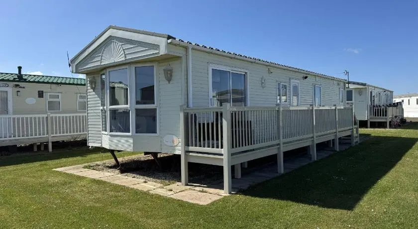 Lovely 7 Berth Caravan With Free Wifi In Skegness Ref 67009L - Image 1