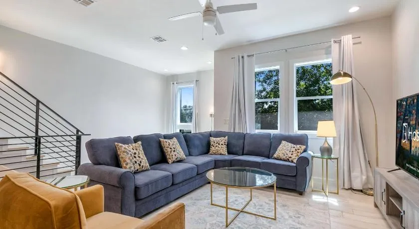 Stunning Living Near City Attractions - Image 1