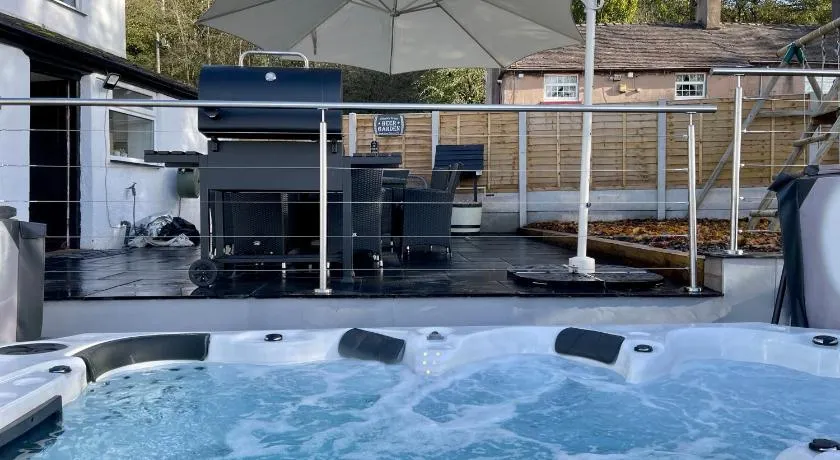 Tollgate House - Luxury Cozy Cottage - HUGE Hot Tub - Alton Towers - Image 1