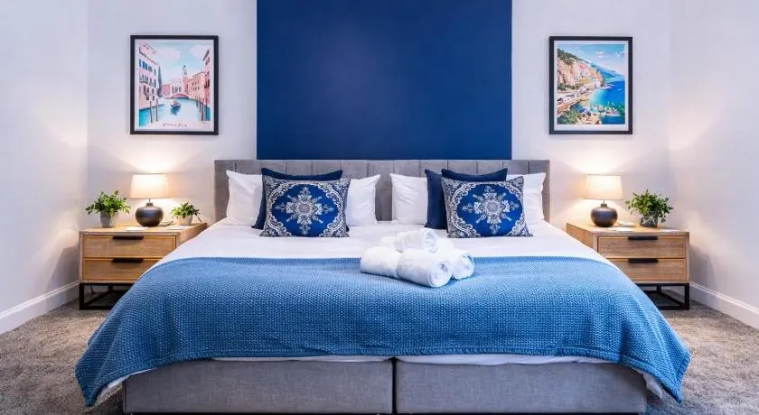 4 Bed 2 Bath Sleeps 6 Central Parking Contractor Long Stay - Image 1