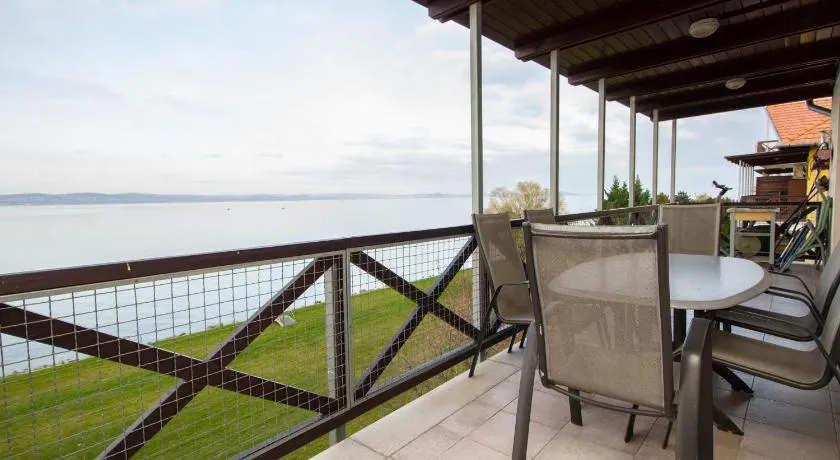 299 - Teljes panorámás közvetlen balatonparti exkluzív apartman - Image 1