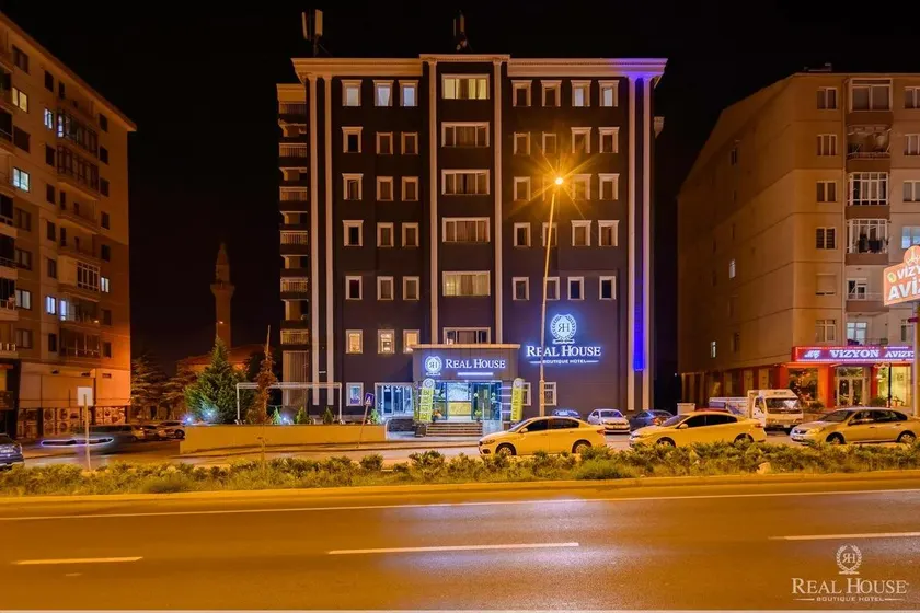 Real House Hotel - Image 1