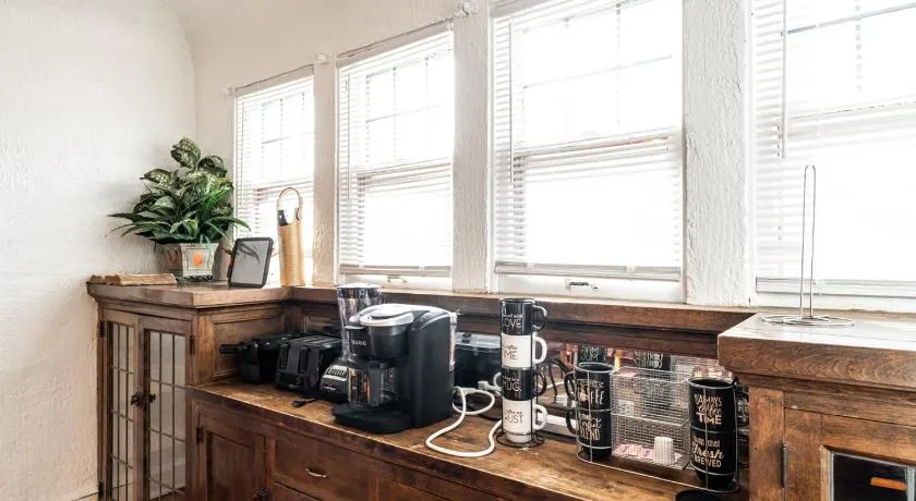 Charming 6BR Home in Milwaukees Historic District - Image 1
