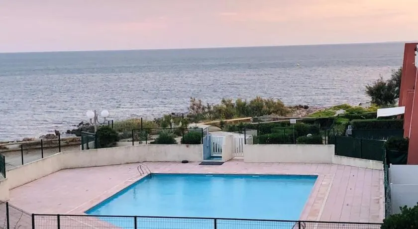 Terrasse vue piscine et apercu mer pour 4 personnes avec garage - Image 1