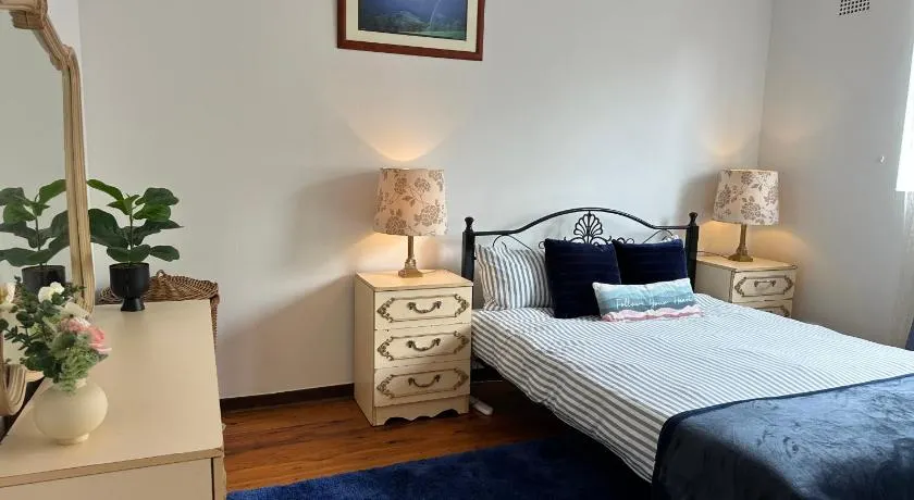 The Sydney Manor - Huge 2BR Ground Floor Home with Hot Tub & walk to train - Image 1